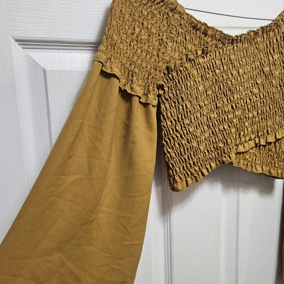 U2B crossover detail cropped blouse - Picture 2 of 5